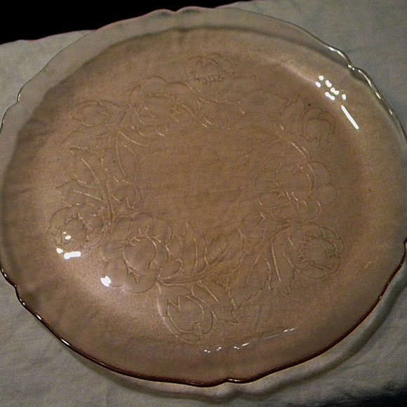 Arcoroc France 12 ½ inch diameter pink platter - Picture 3 of 4